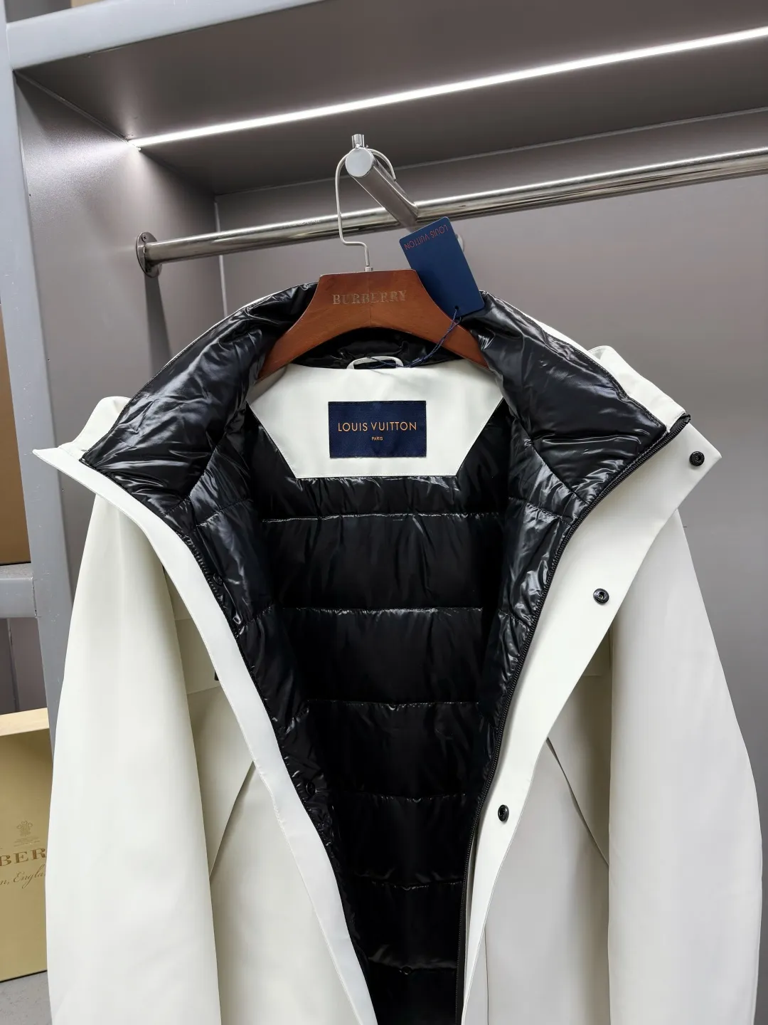 🅿️1440 LV Louis Vuitton's new lettered down jacket is rarely available through trading company channels, and will be sold simultaneously on the official website! V's new down jacket is a popular fashion item this winter. The fabric is made of customized high-density technical fiber blend material, which has excellent windproof, waterproof and anti-velvet capabilities! This means you can wear it outside in the cold winter months with confidence and stay dry and warm whether it’s windy, rainy or snowy! This design not only increases the overall sense of layering, but also makes you look more outstanding when wearing it!  The interior is filled with European standard imported 90 white goose down. The interior is divided into sections through horizontal quilting technology, making the down jacket full and fluffy. It not only provides sufficient warmth, but also maintains a light feeling, making you more comfortable when wearing it! As well as hardware accessories engraved with the brand's logo, it shows luxurious and elegant details! The casual and versatile version, whether you are a boy or a girl, can easily interpret different styles, making you the center of attention in different occasions! Size: M-XXXL Color: black beige